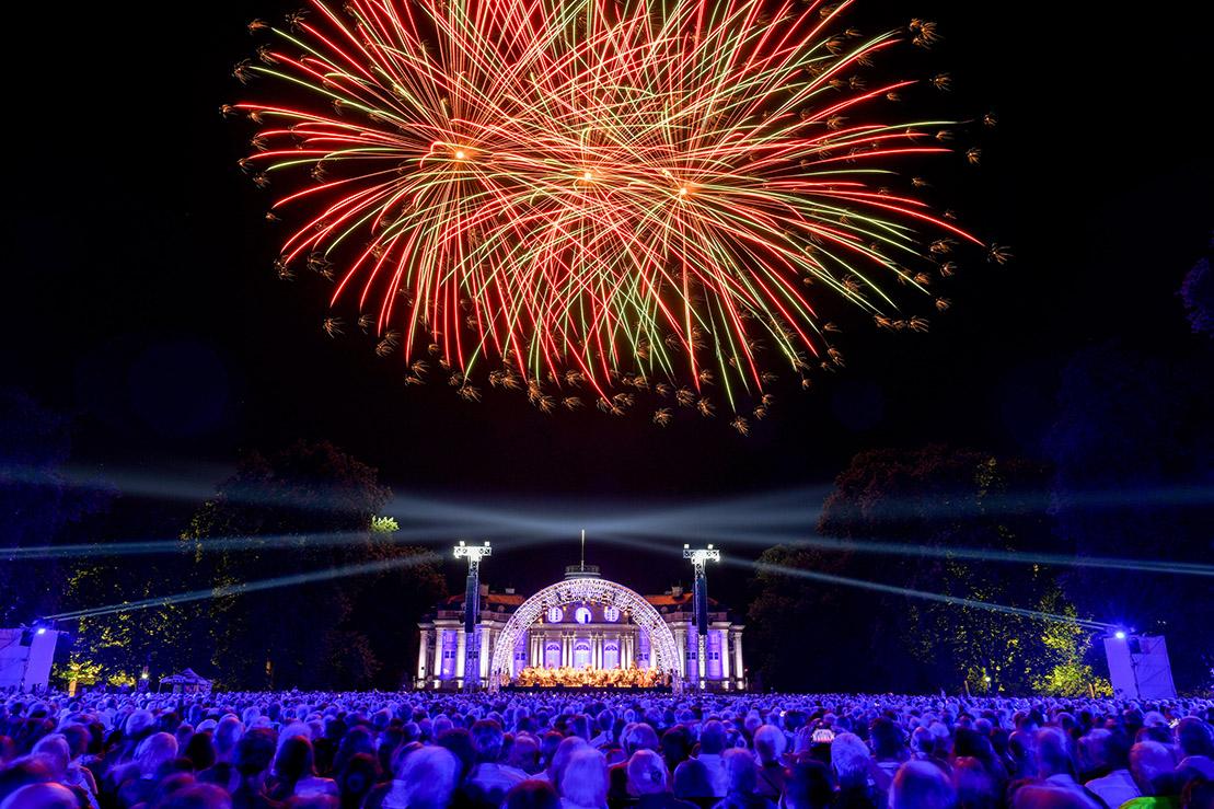 Feuerwerk und Musik vor der Kulisse des Seeschlosses Monrepos