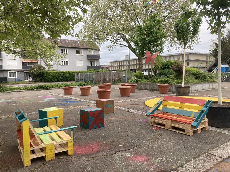 Bunt gestrichene Palettenmöbel auf dem Platz vor dem Stadionbad