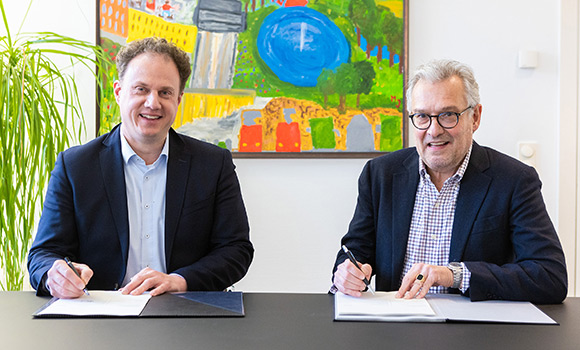 Matthias Knecht und Ralf Hofmann unterschreiben einen Vertrag.