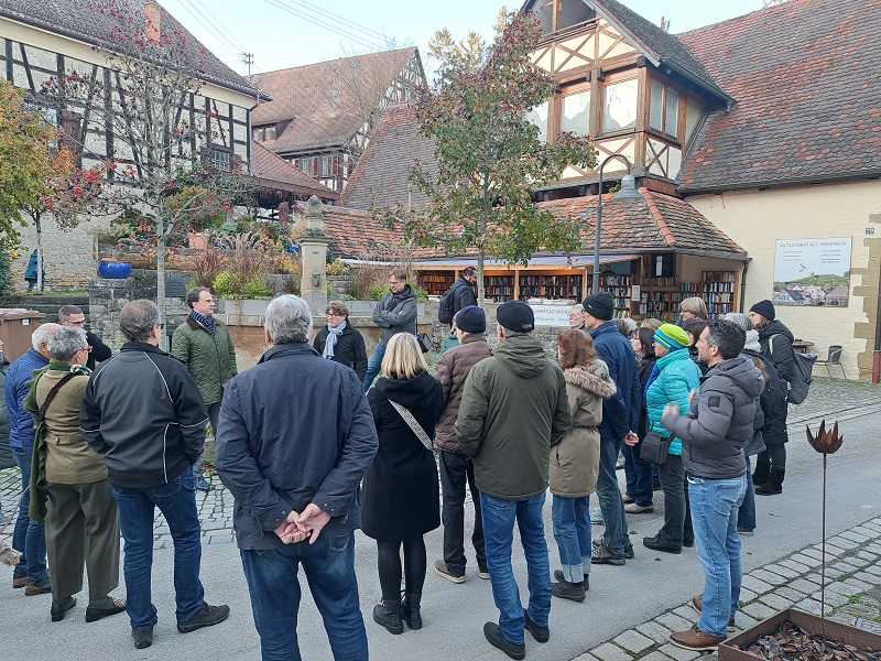 Personen am Dorfbrunnen Alt-Hoheneck