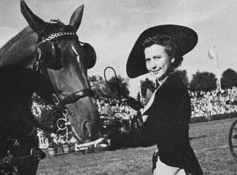 Altes Foto von Reiterin und Pferd zur Ausstellung Ross und Reiter