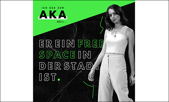 Das Kampagnenmotiv zeigt eine junge Frau. Zu lesen ist: Ich geh zum AKA, weil er ein Free Space in der Stadt ist.