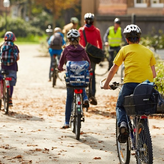 Kinder fahren Rad