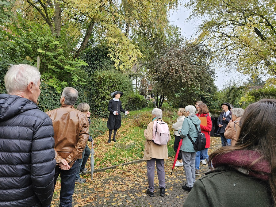 Interessierte Bürger lauschen dem historisch kostumierten Redner