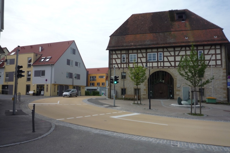 Die Zehntscheuer im Ortskern ist eines der Wahrzeichen des Stadtteils.