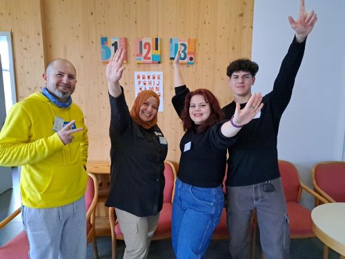 Die drei Gastgeberinnen des Cafés Fröhliche Gruppe im KiFa Café