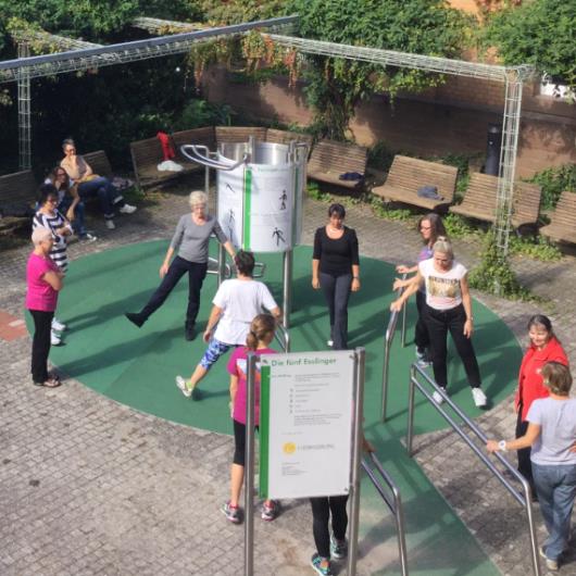 Frauen trainieren an den fünf Esslinger Stationen in Ludwigsburg