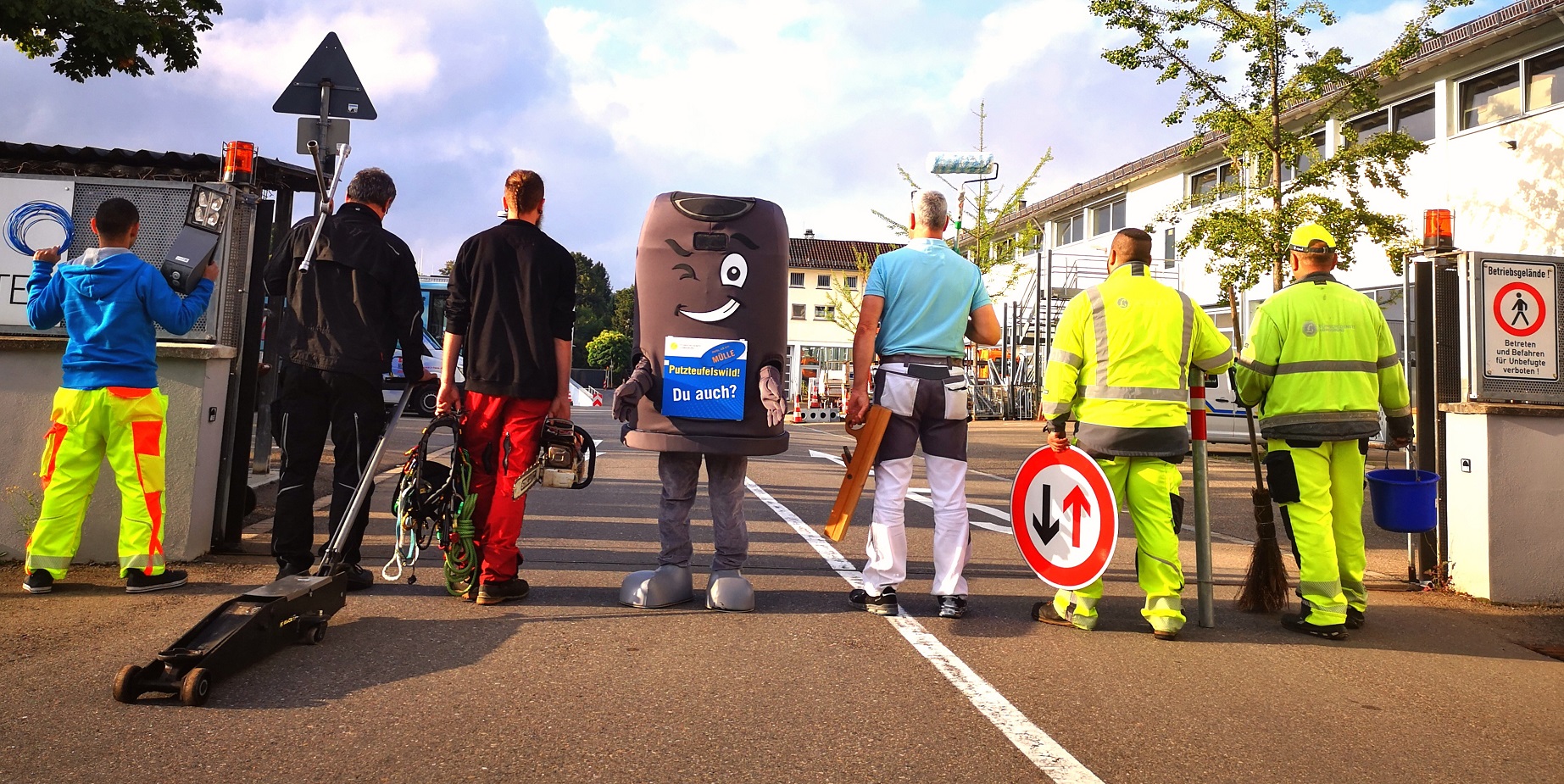 TDL Mitarbeitende mit Arbeitsmittel aus jedem Bereich