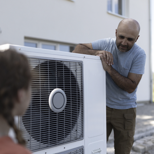 Vater und Tochter an Wärmepumpe