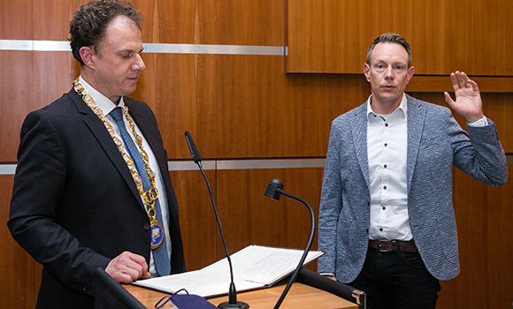 Oberbürgermeister Dr. Matthias Knecht und Bürgermeister Sebastian Mannl stehen nebeneinander. Sebastian Mannl hebt die Hand zum Amtseid.