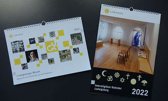 Die zwei Kalender "Ludwigsburger Mosaik" und "Interreligiöser Kalender" liegen nebeneinander.