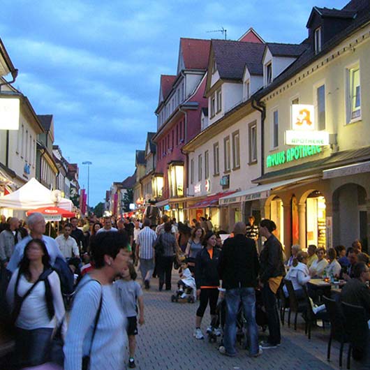 Eine belebte Fußgängerzone in der Ludwigsburger Innenstadt.