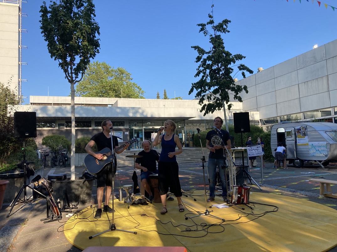 Fünfköpfige Band tritt vor dem Stadionbad auf 