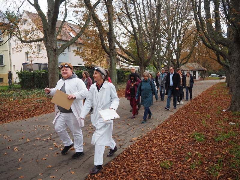 Foto vom inszenierten Stadtteilspaziergang in der Oststadt 