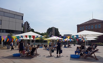 Sonnenschirme und Liegestühle auf dem Rathausplatz