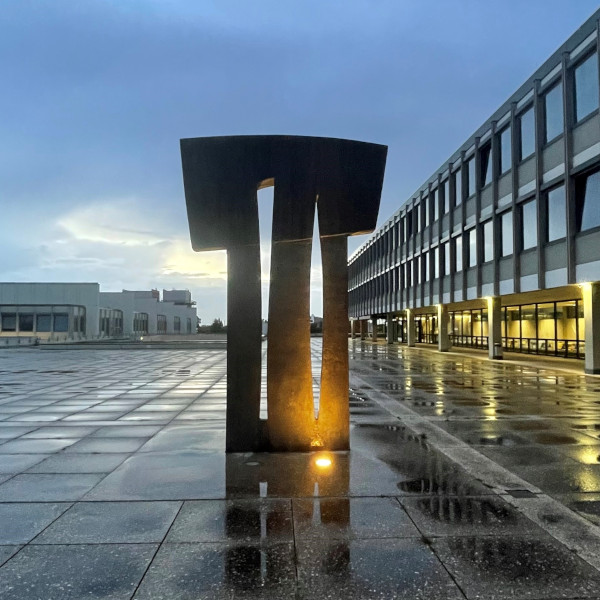 Der Wechsel - Nahaufnahme der Skulptur des Künstlers Bernd Altenstein