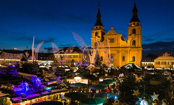 Weihnachtsmarkt in Ludwigsburg mit Kirche und Ständen.